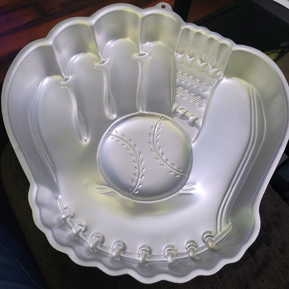 Wilton Kitchen Vintage 987 Wilton Baseball Glove Mitt Ball Aluminum